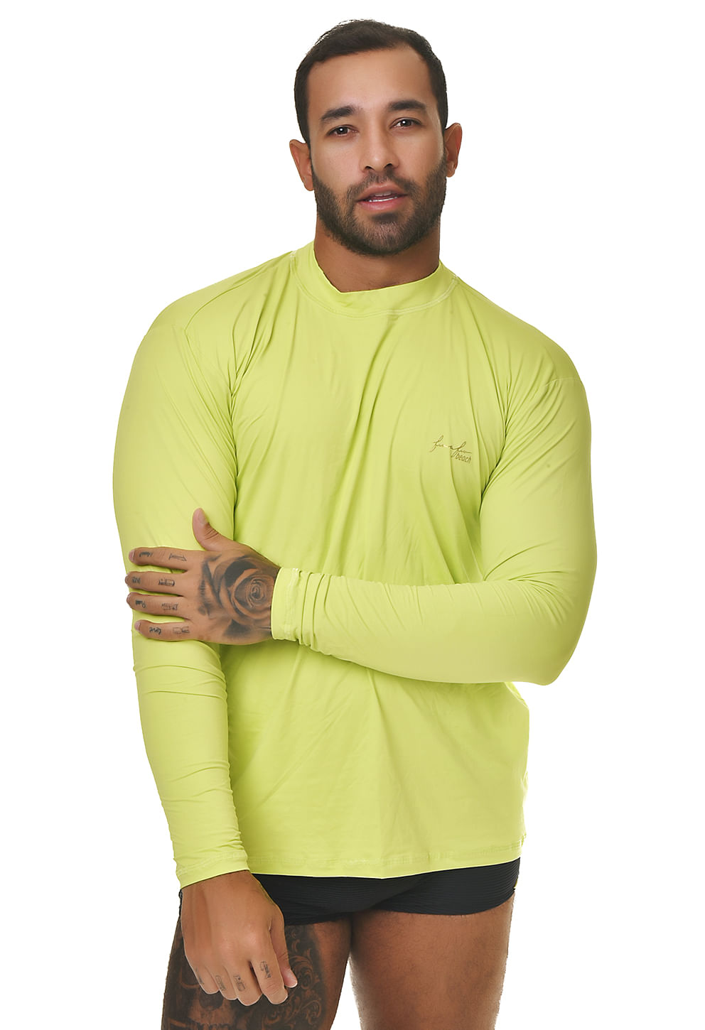 Homem em fundo branco vestindo camisa de proteção UV manga longa na cor verde mint clara
