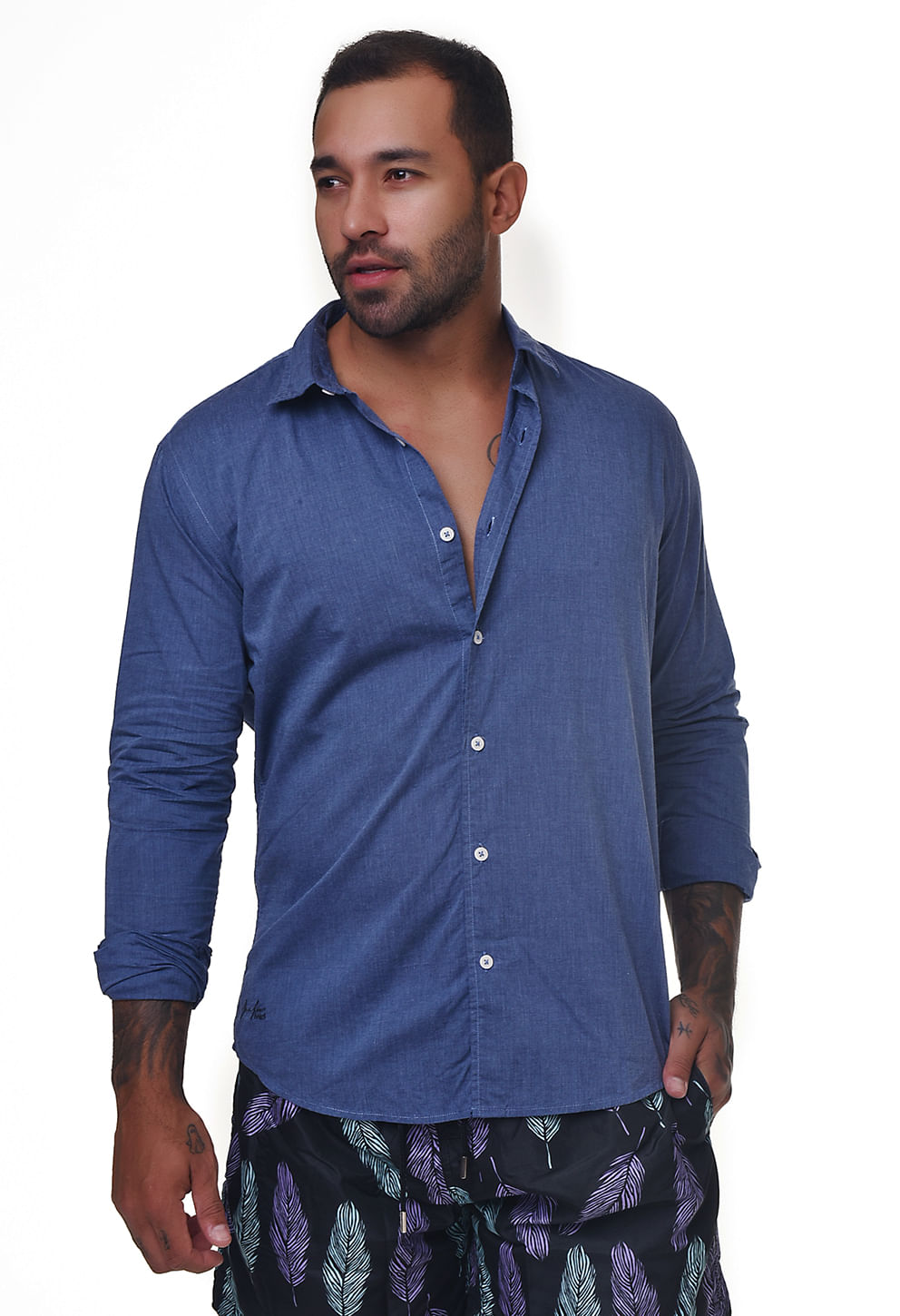 Homem modelo usando camisa social de linho marinho, vista frontal em fundo branco