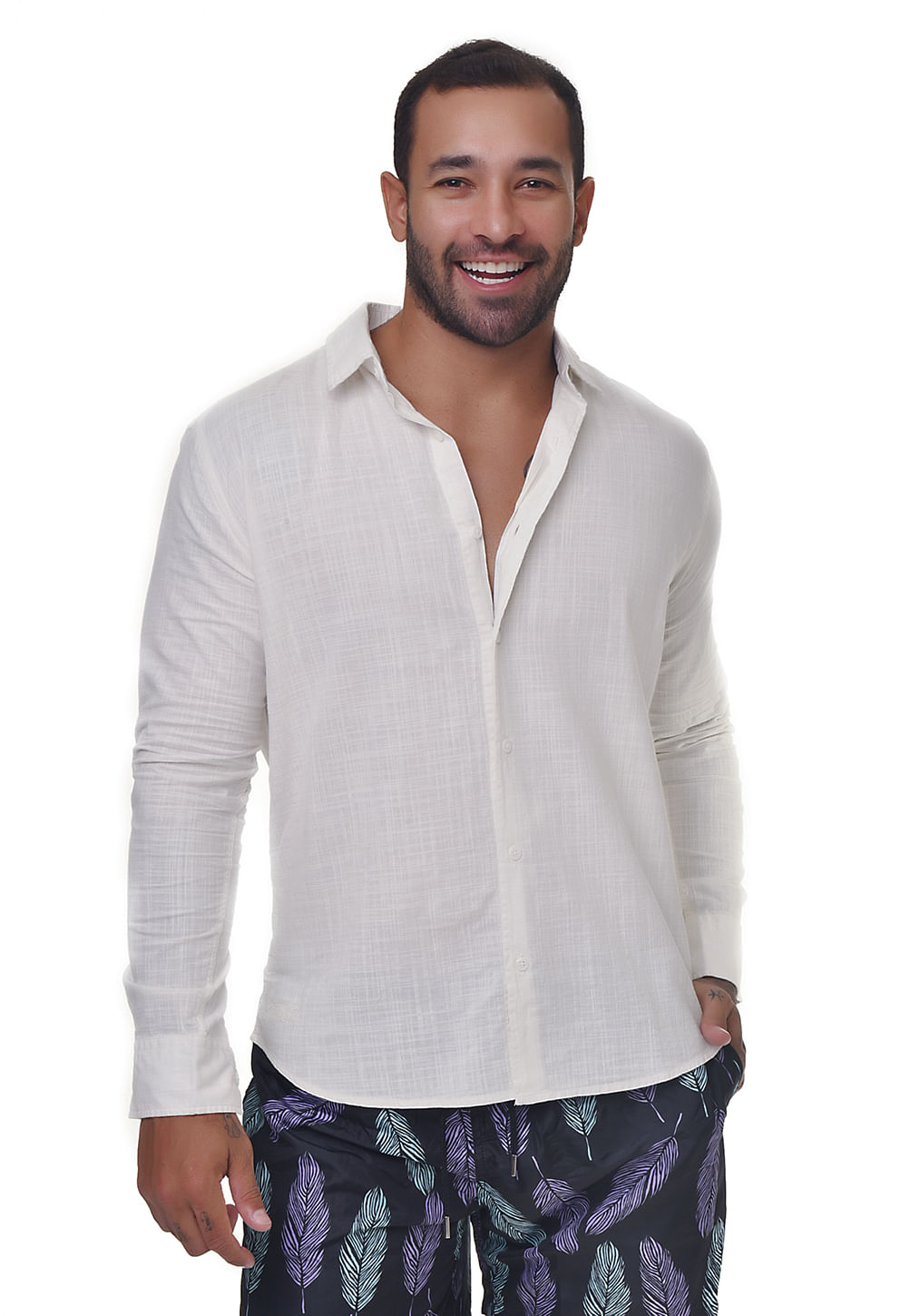 Homem adulto vestindo camisa branca de linho de manga longa com abotoamento frontal e gola social