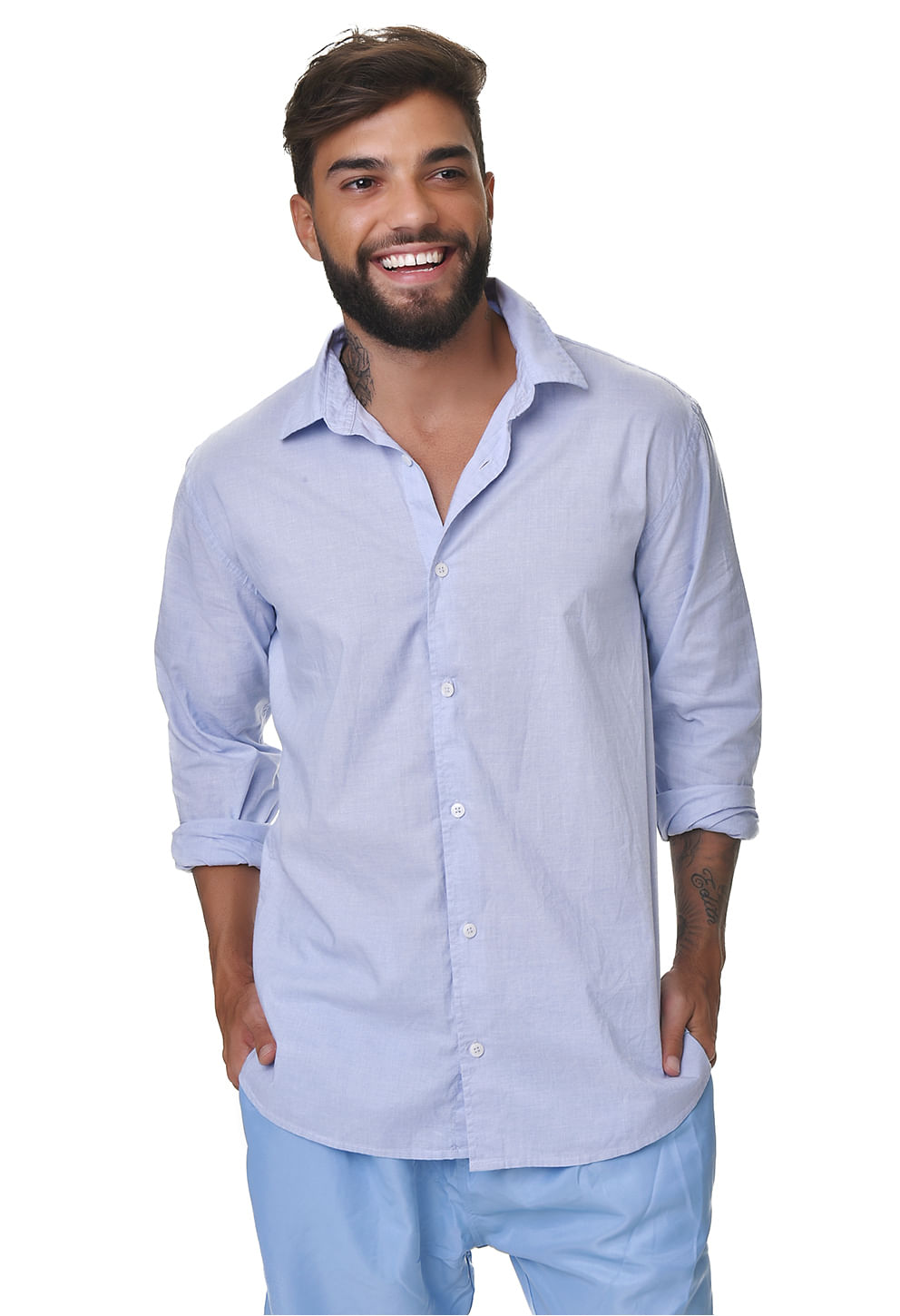 Homem sorrindo veste camisa manga longa azul claro em linho com botões frontais e gola sport aberta