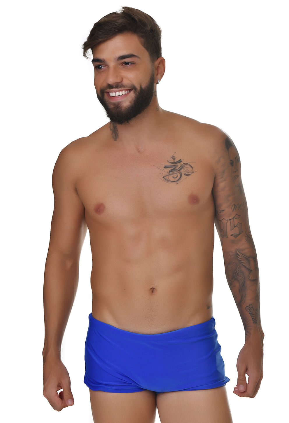 Homem usando sunga short azul royal, corte curto ajustado, fundo branco