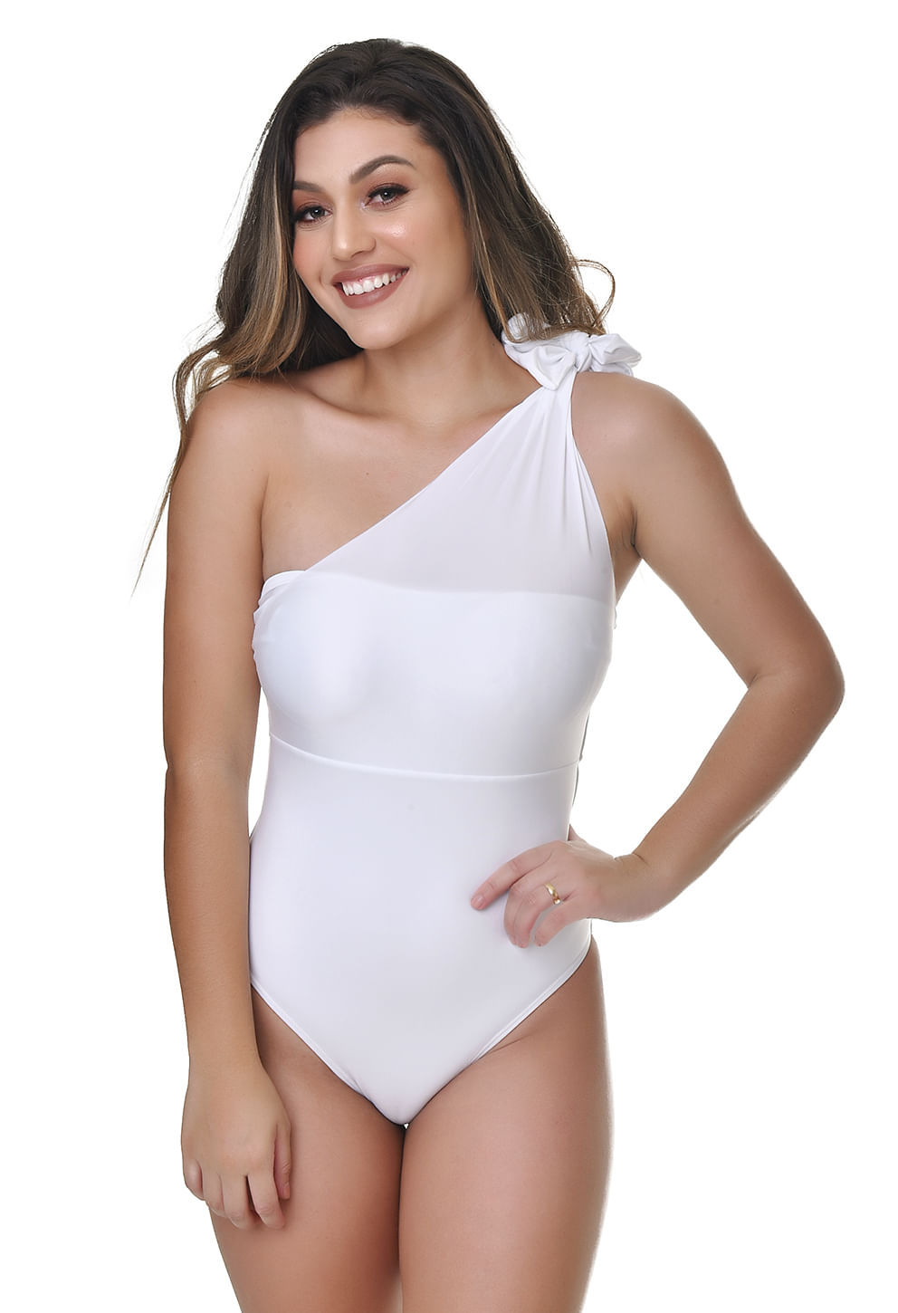 Mulher sorridente vestindo body branco Orquídea com decote ombro único e laço no ombro esquerdo