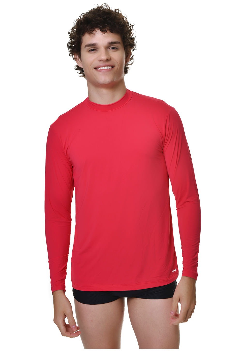 Modelo masculino usando camisa de proteção UV vermelha de manga longa e gola careca