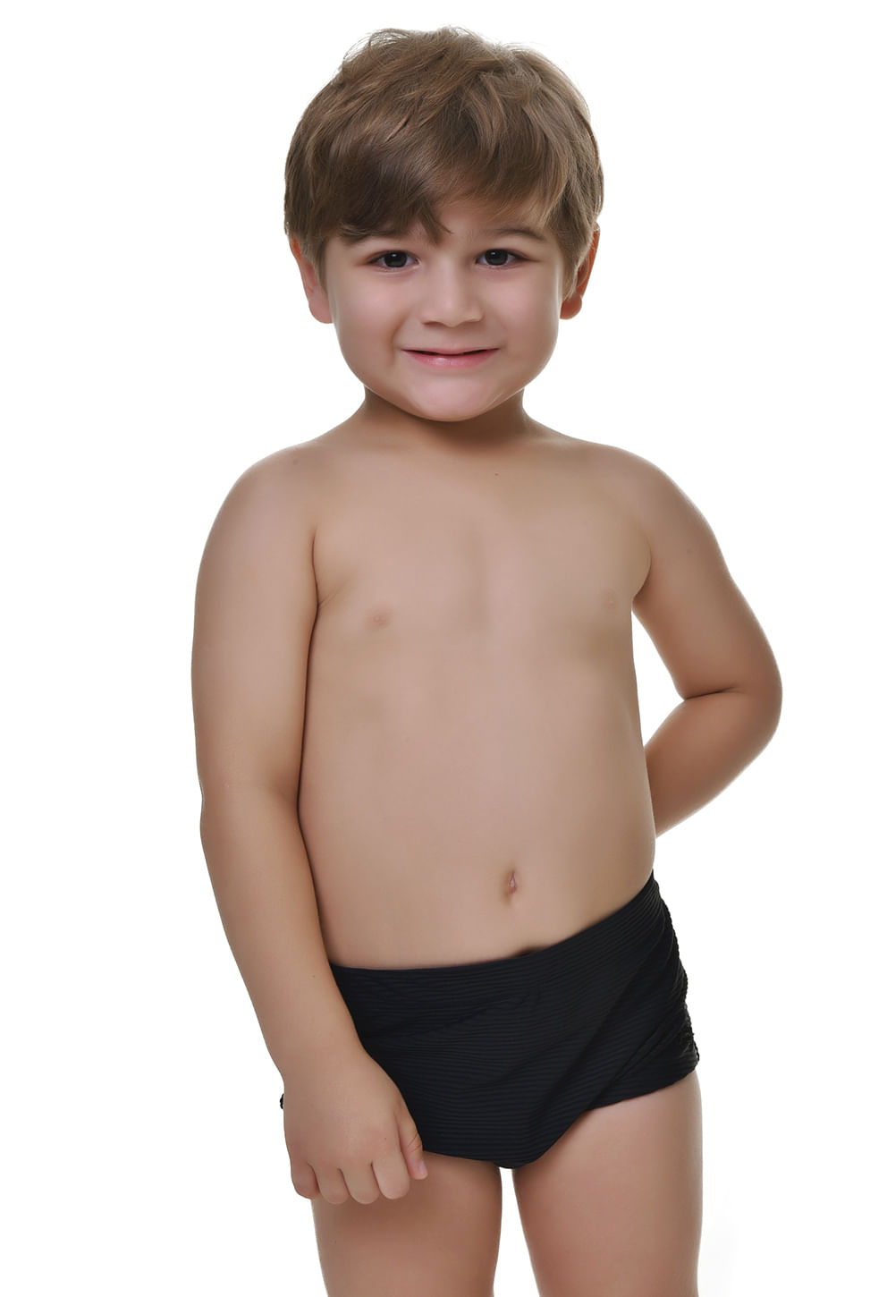 Menino pequeno em estúdio usando sunga short canelada preta