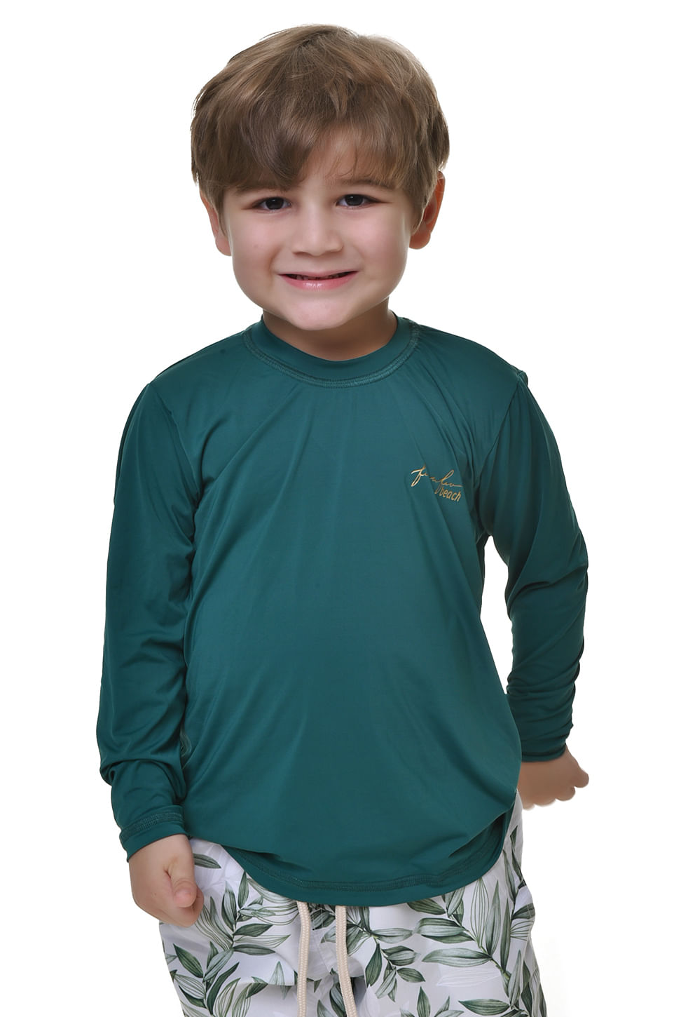 Camiseta UV infantil manga longa verde petróleo em modelo menino, vista frontal em fundo branco