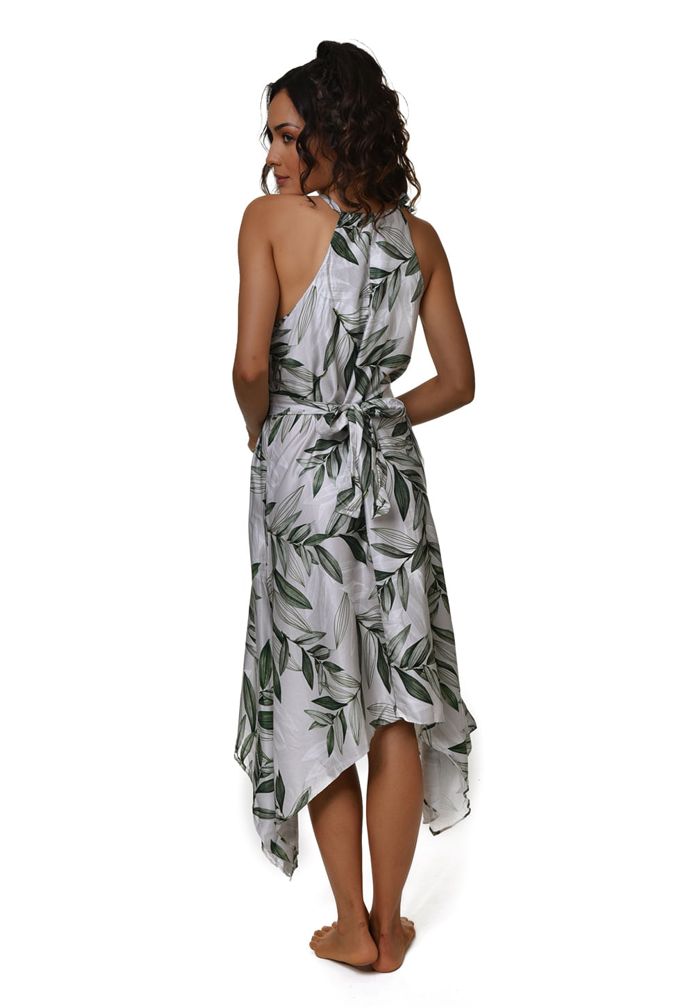 Vista traseira do vestido midi com decote halter e faixa amarrada na cintura, mostrando o caimento do tecido