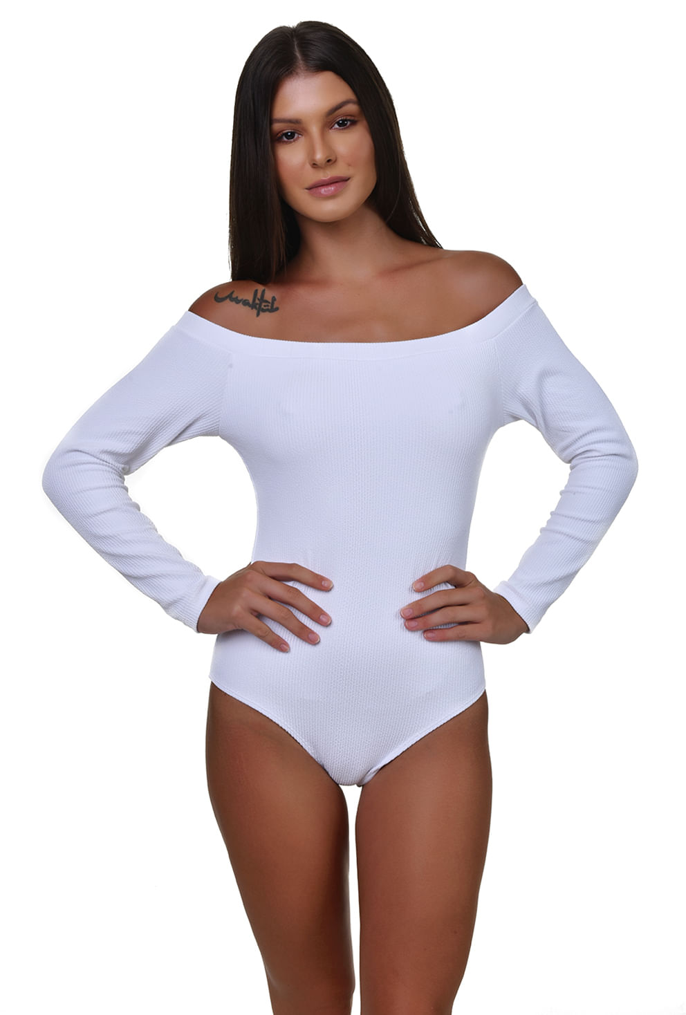 Modelo usando body branco ombro a ombro com manga longa, tecido canelado e corte alto nas pernas