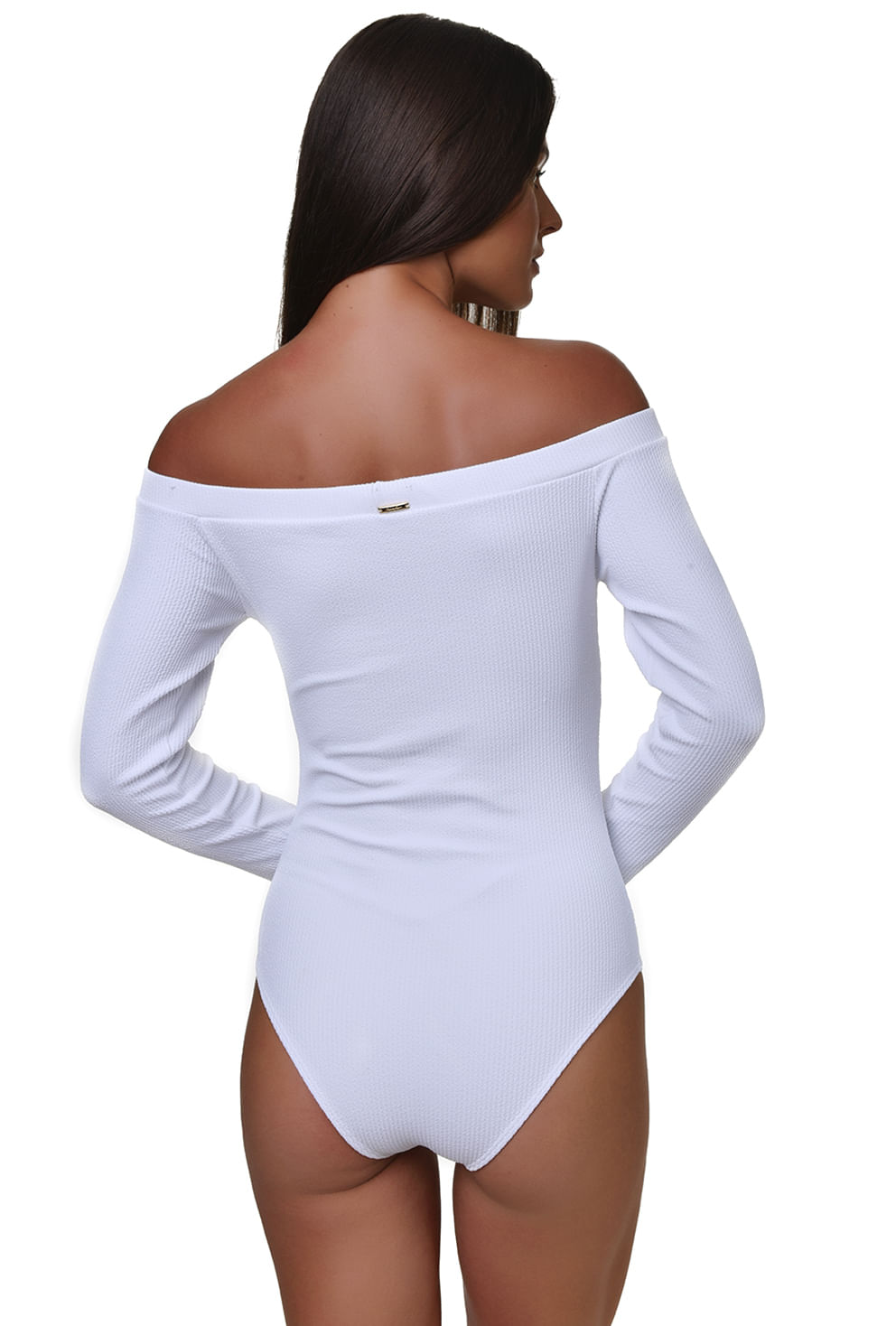 Vista traseira do body branco ombro a ombro com pequena etiqueta dourada na parte superior das costas