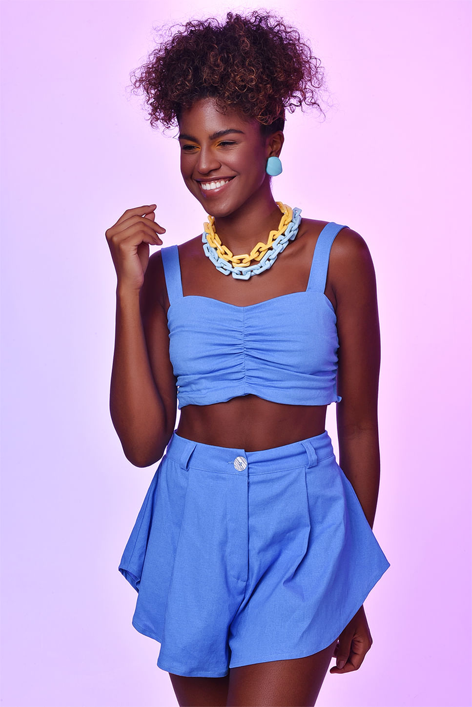 Cropped azul claro com decote coração e franzido frontal, usado com short de cós alto