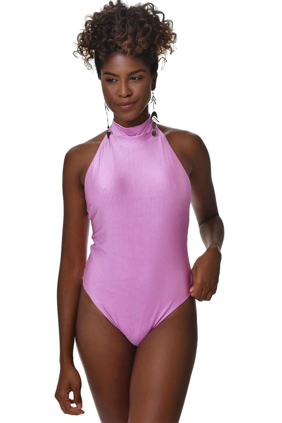 Modelo usando Body Halter rosa claro, textura canelada, gola alta, fundo branco