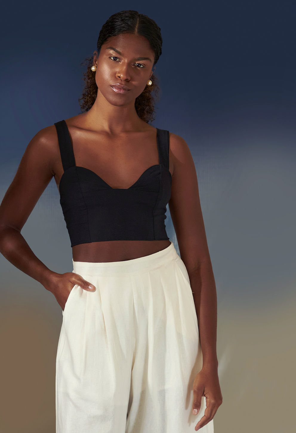 Cropped Silvia Preto - vista frontal em modelo