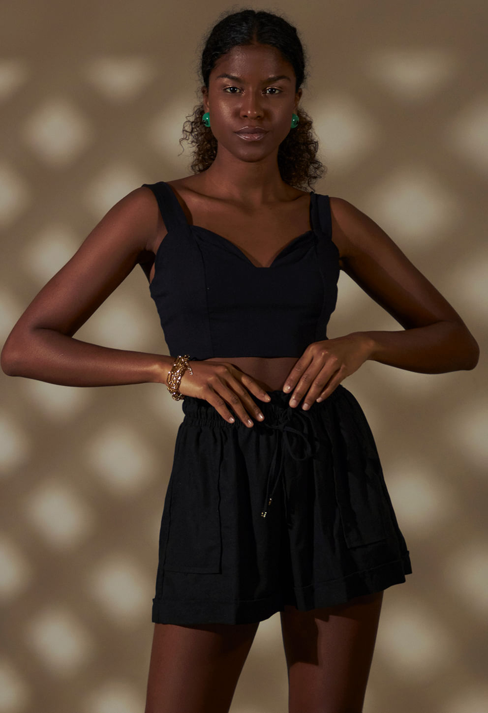 Modelo usando Short Bela Preto de cintura alta com elástico e cordão ajustável
