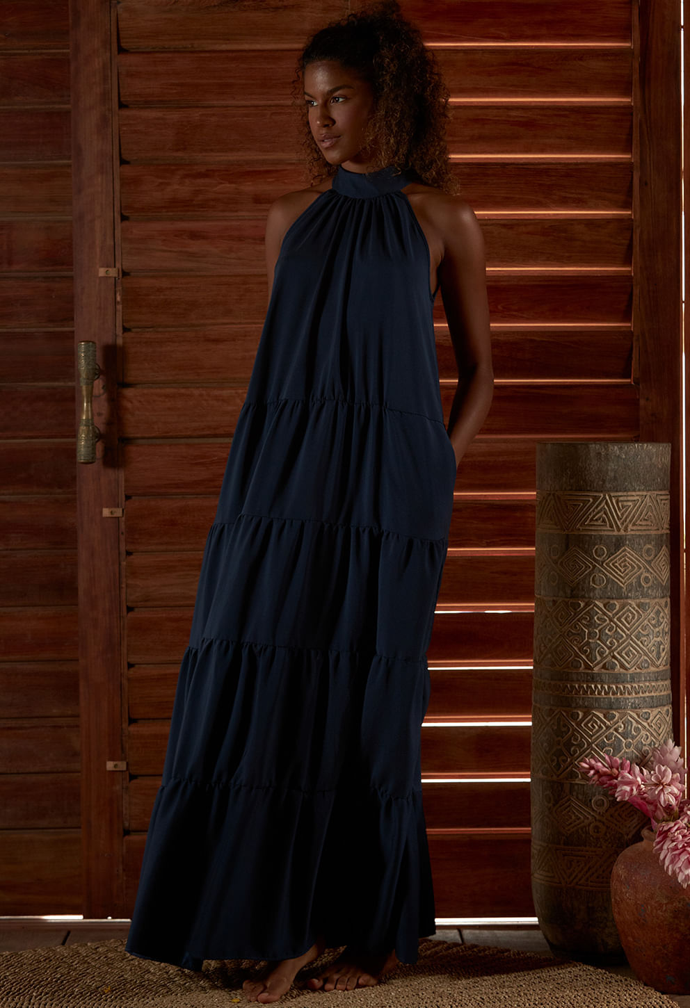 Vestido New Jasmin Marinho, gola alta, camadas franzidas e caimento fluido