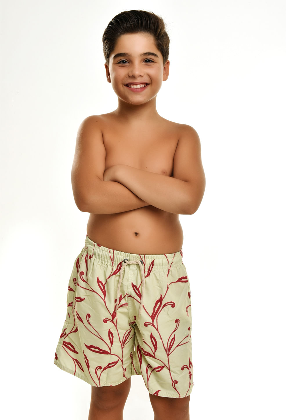 Bermuda infantil bege clara com estampa vermelha de folhas, vista frontal