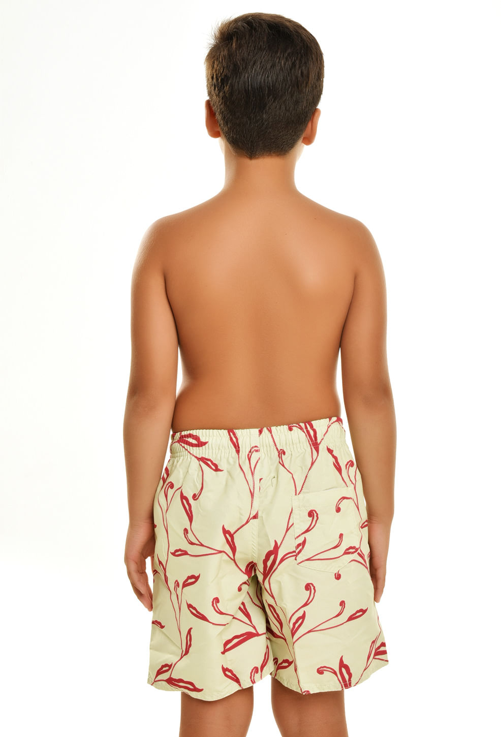 Bermuda infantil bege clara com estampa vermelha vista por trás, mostrando bolso e cós