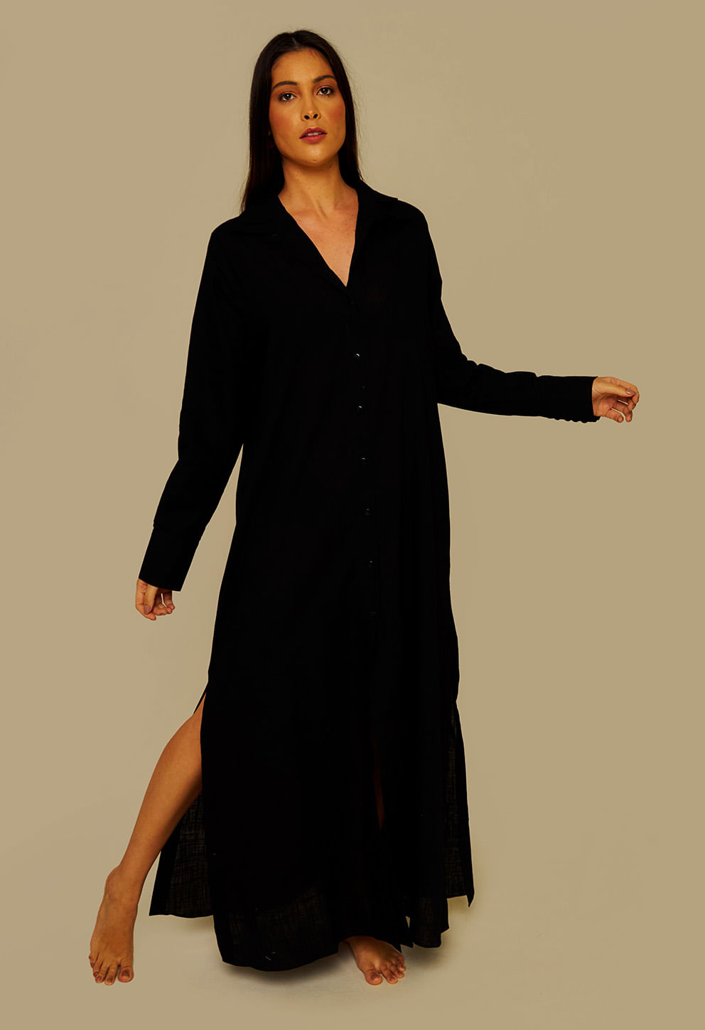 Chemise Paula Cambraia preta, botões frontais, gola tradicional e fendas laterais