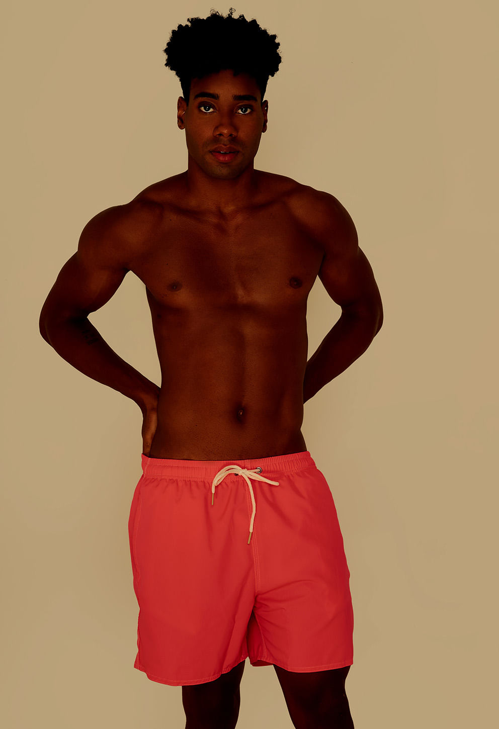 Bermuda casual pink com cós elástico e cordão branco, vista frontal