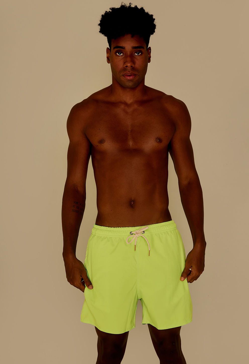 Bermuda casual shortinho verde lima vista frontal com cós elástico e cordão branco