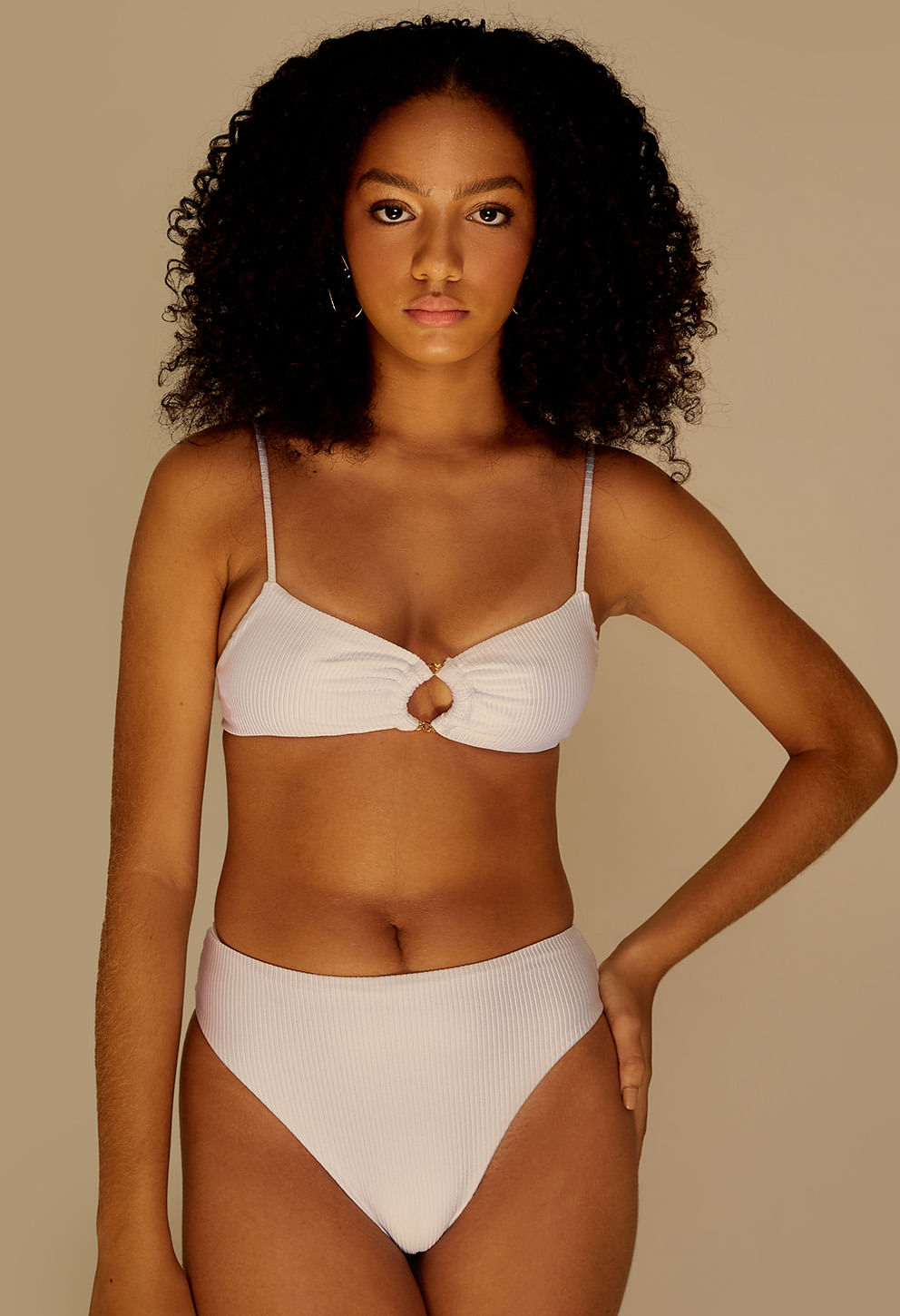 Modelo usando calcinha hot Ju Édem branco canelado, visual frontal
