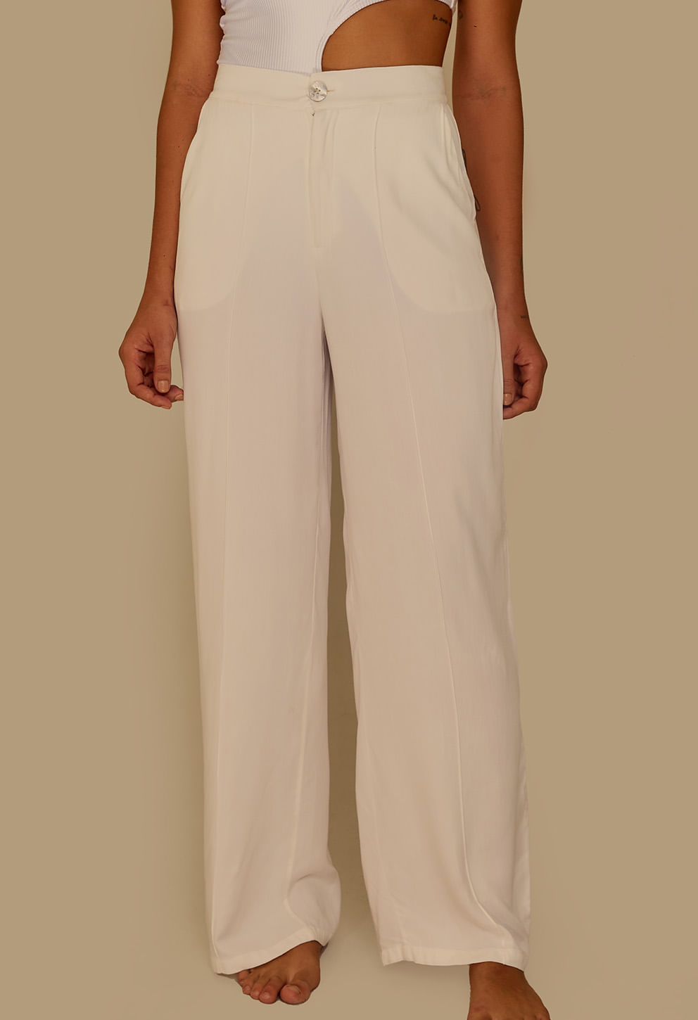 Detalhe da Calça Pantalona Thabata Otico mostrando vinco frontal e bolso lateral