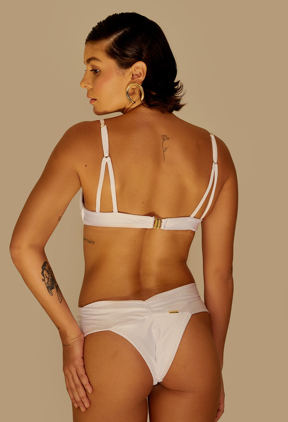 Vista traseira do top fixo branco Édem mostrando regulador e fecho