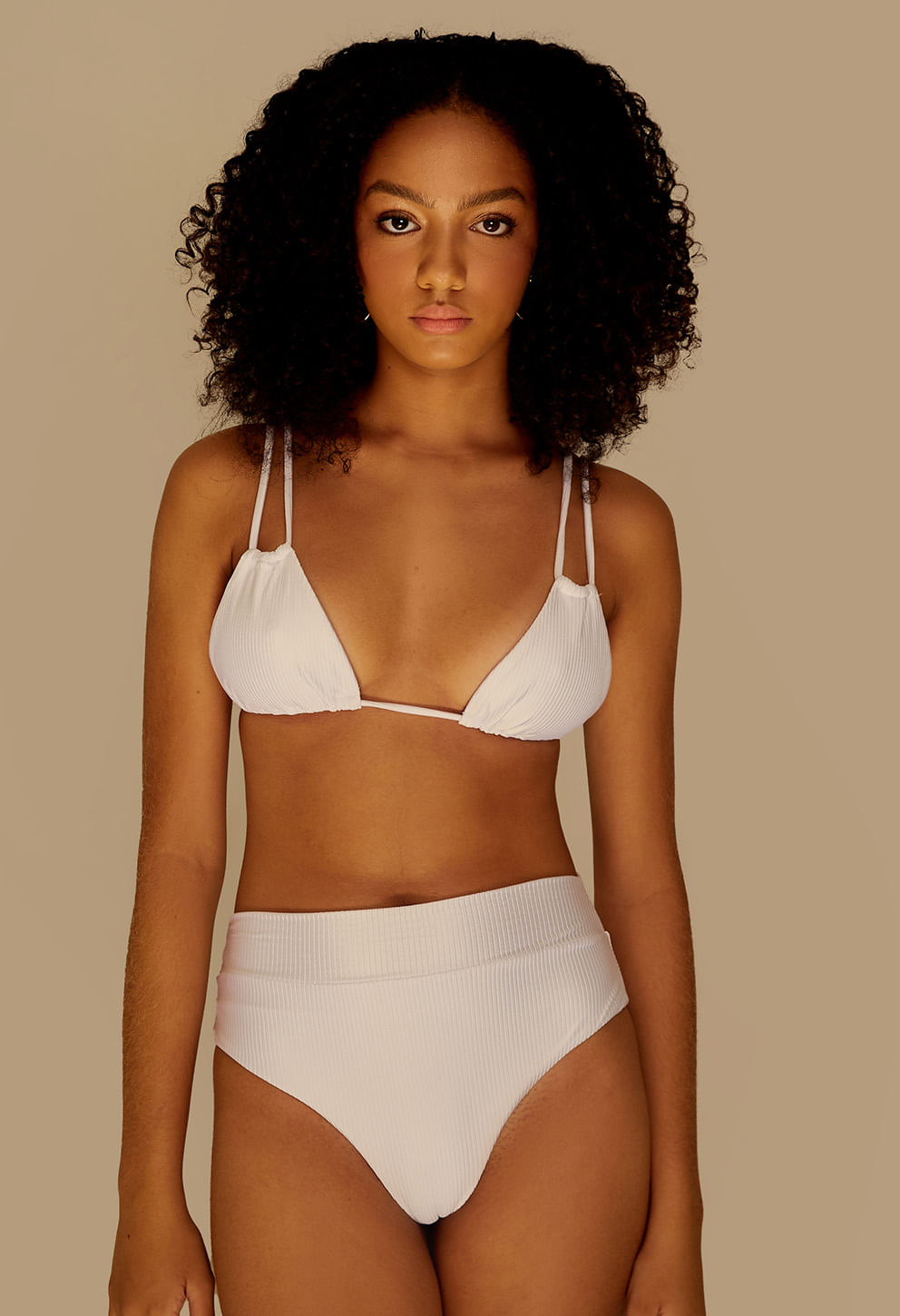 Calcinha Hot Pant branca canelada vista frontal em modelo