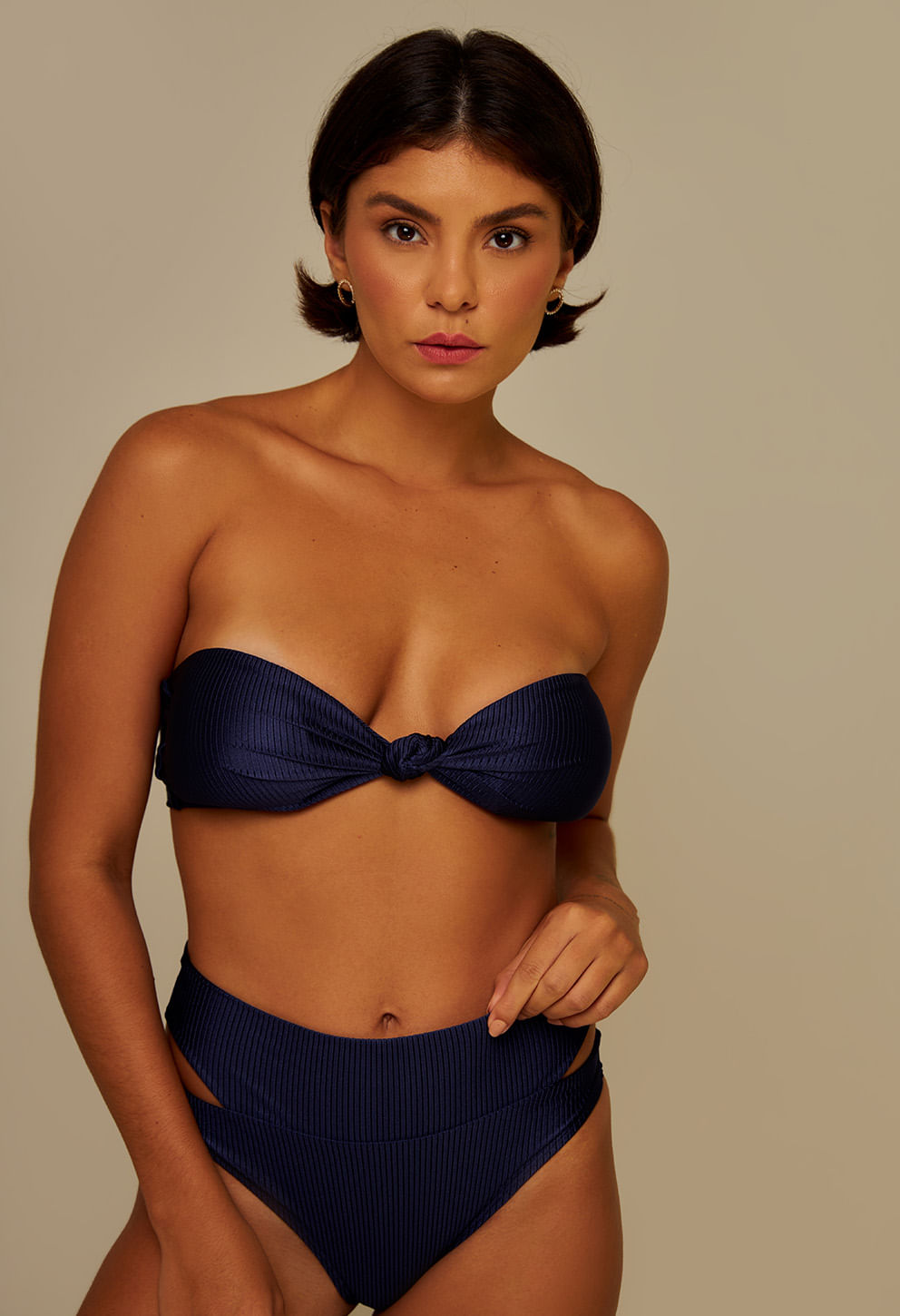 Top Thassia Édem Marinho - vista frontal em modelo, tomara que caia azul marinho texturizado com nó frontal