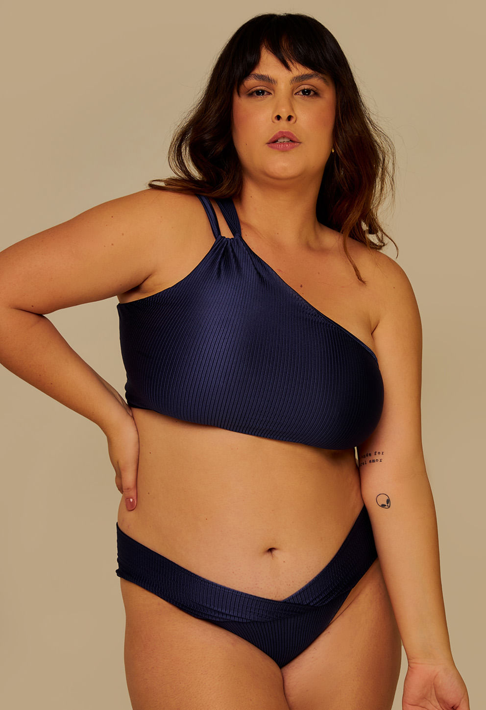 Calcinha Pala Dupla Édem Marinho - vista frontal em modelo plus size, textura canelada