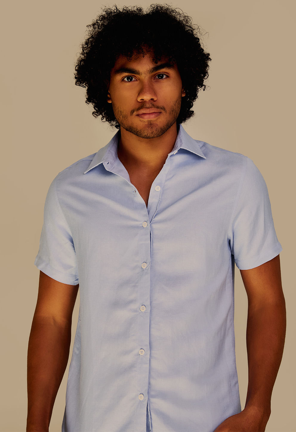 Detalhe da gola e botões da camisa Matisse Linho Blue Bell
