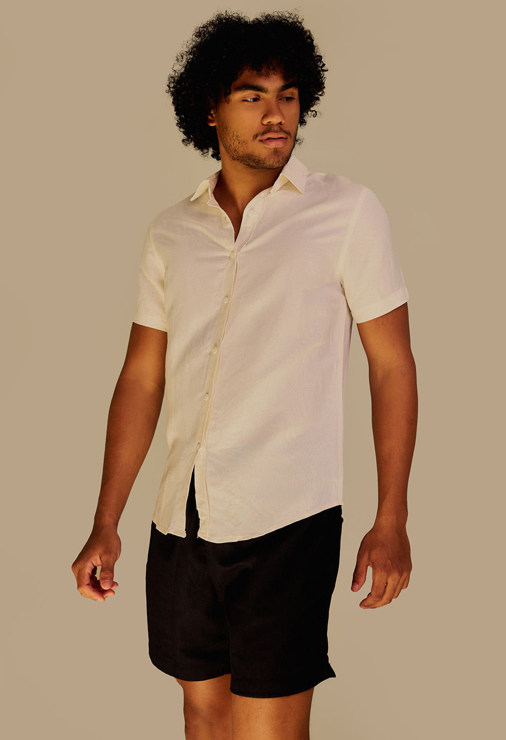 Bermuda casual preta vista lateral com cintura elástica e cordão