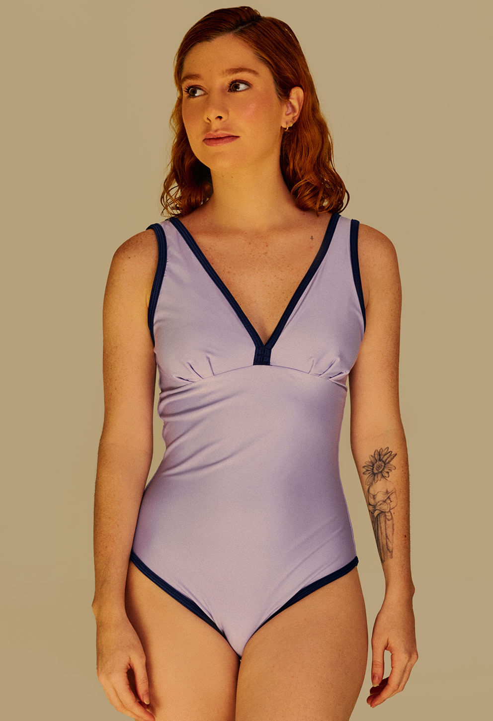 Maiô lilás dupla face frontal com acabamento em azul marinho, decote em V e franzido sob o busto