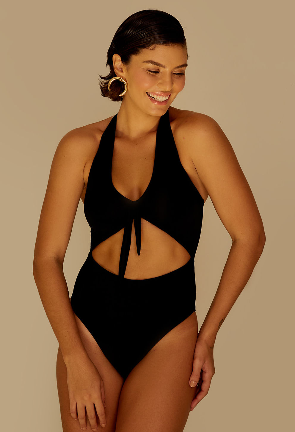 Imagem frontal do Body Daniela Preto com decote em V e amarração, fundo bege