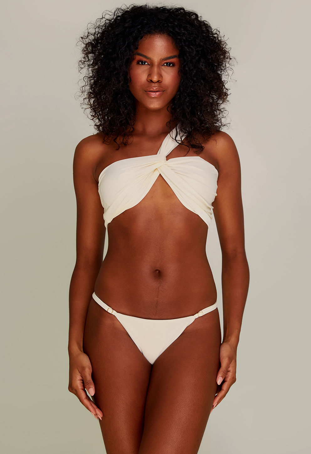 Calcinha Creta Vanilla em creme claro, modelo feminino de frente