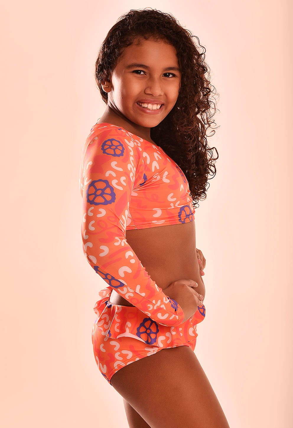 Foto lateral de menina usando biquíni Dora Infantil Cup Noodles laranja com babados