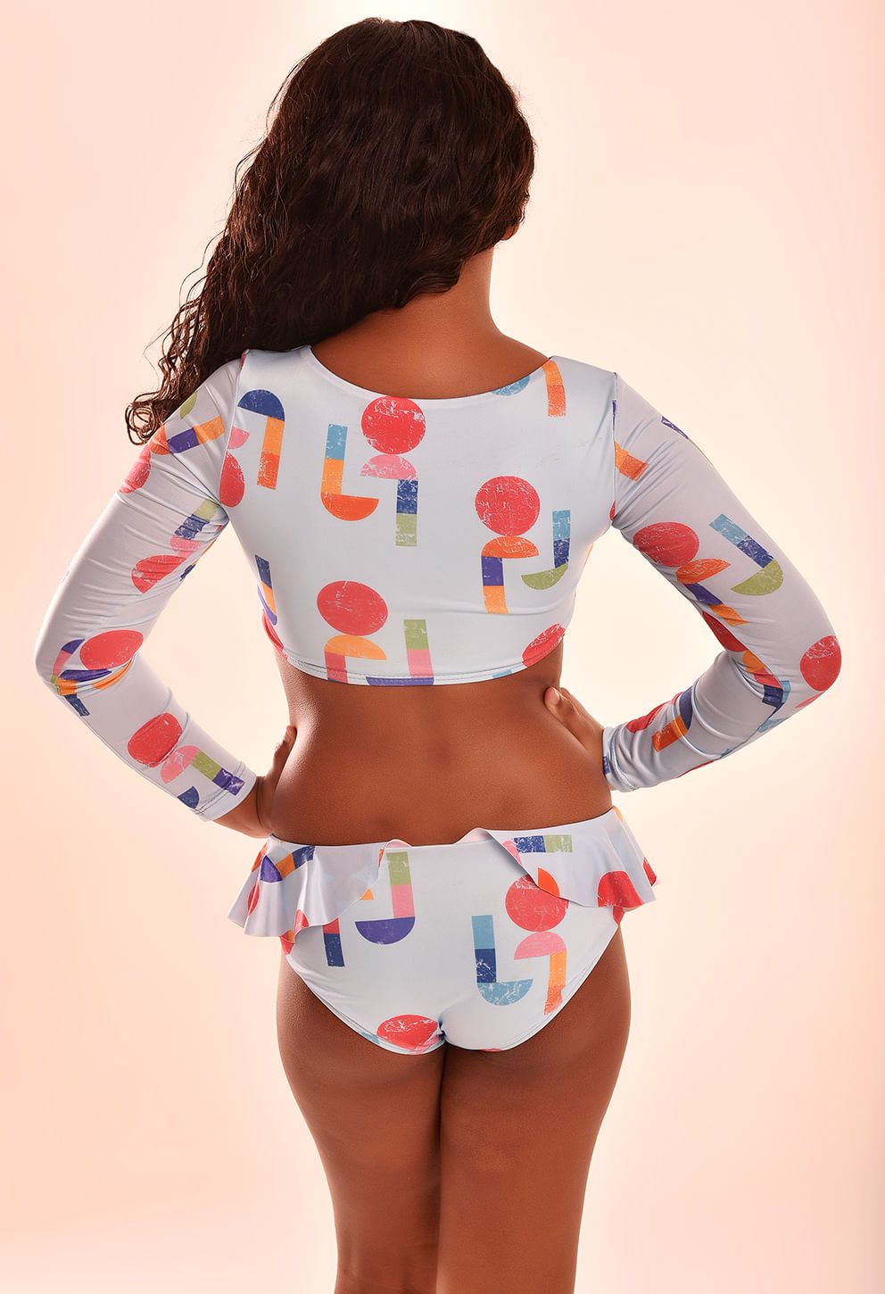 Menina vista das costas usando biquíni infantil Dora Pac Man