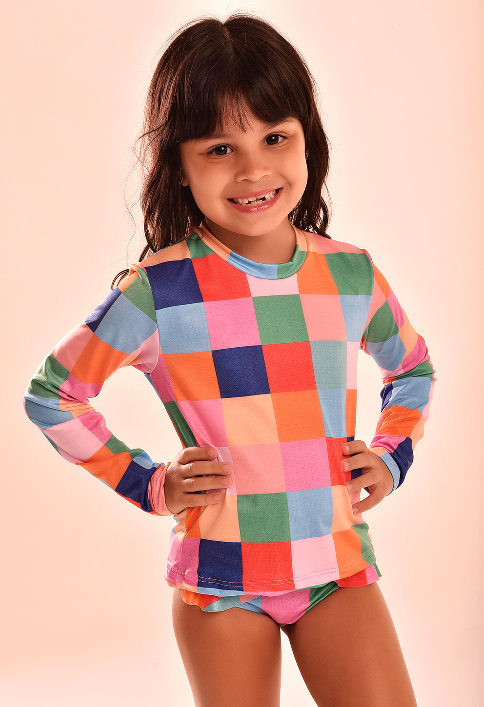 Menina vestindo camisa manga longa infantil quadriculada multicolor, frontal