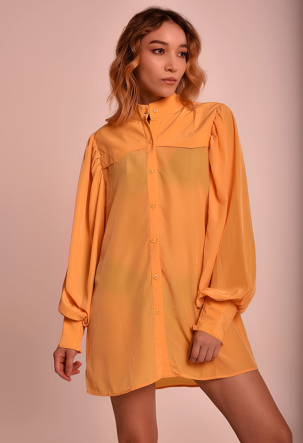 Camisão longo amarelo-alaranjado Samoan Sun, frente e detalhe de botões