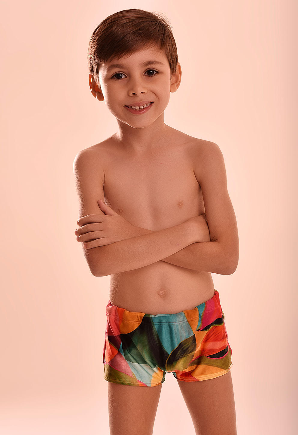 Menino frontal sorridente vestindo sunga short infantil estampada Pura Vida
