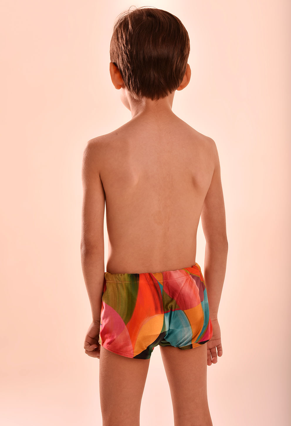Menino visto de costas usando sunga short infantil estampada Pura Vida