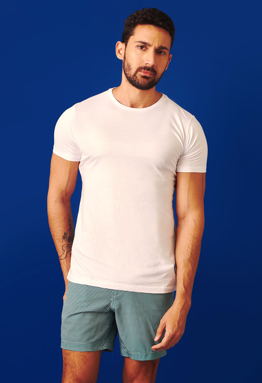 Bermuda masculina verde xadrez em tactel, modelo frontal