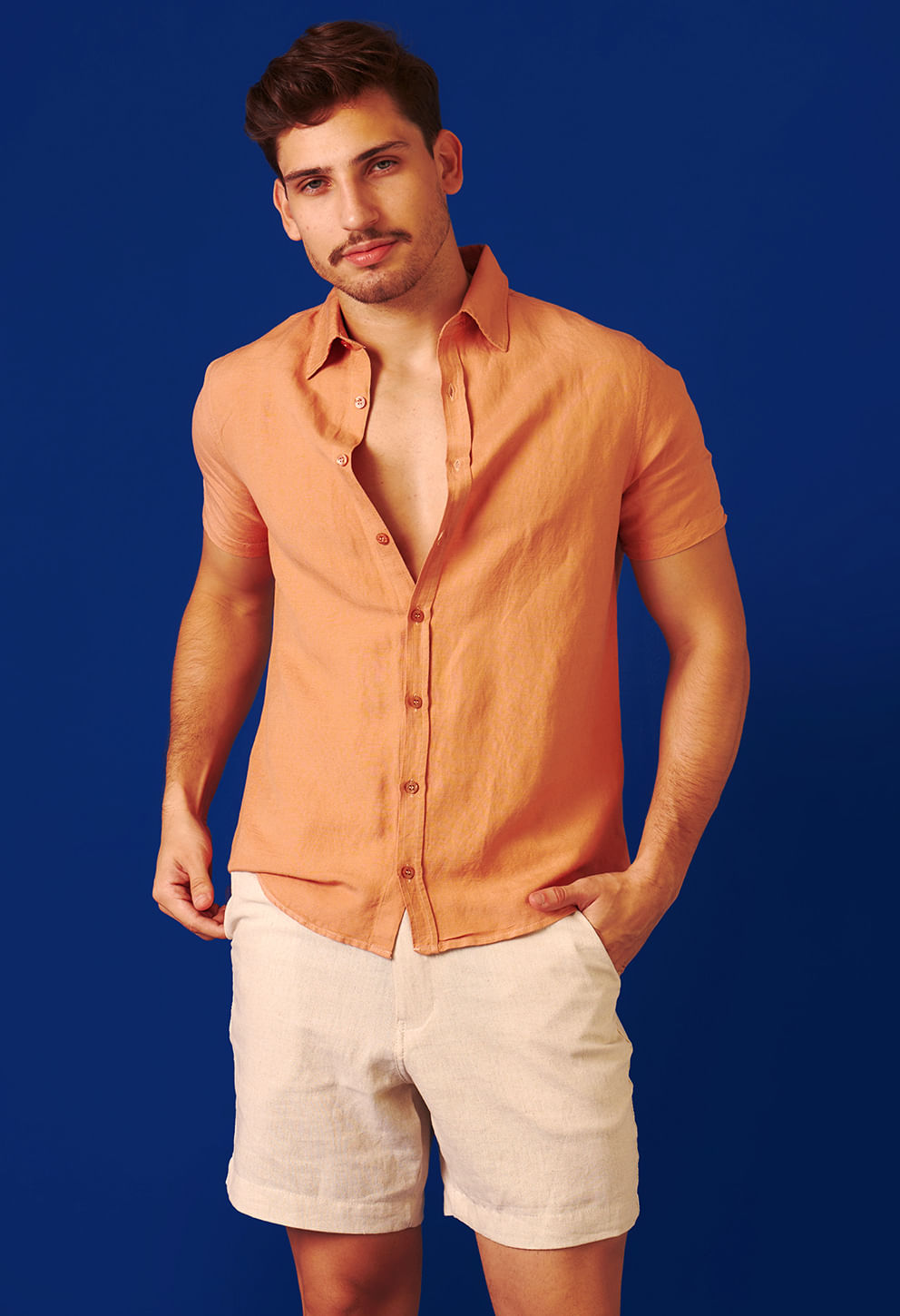 Camisa Renato manga curta coco queimado, vista frontal em lookbook