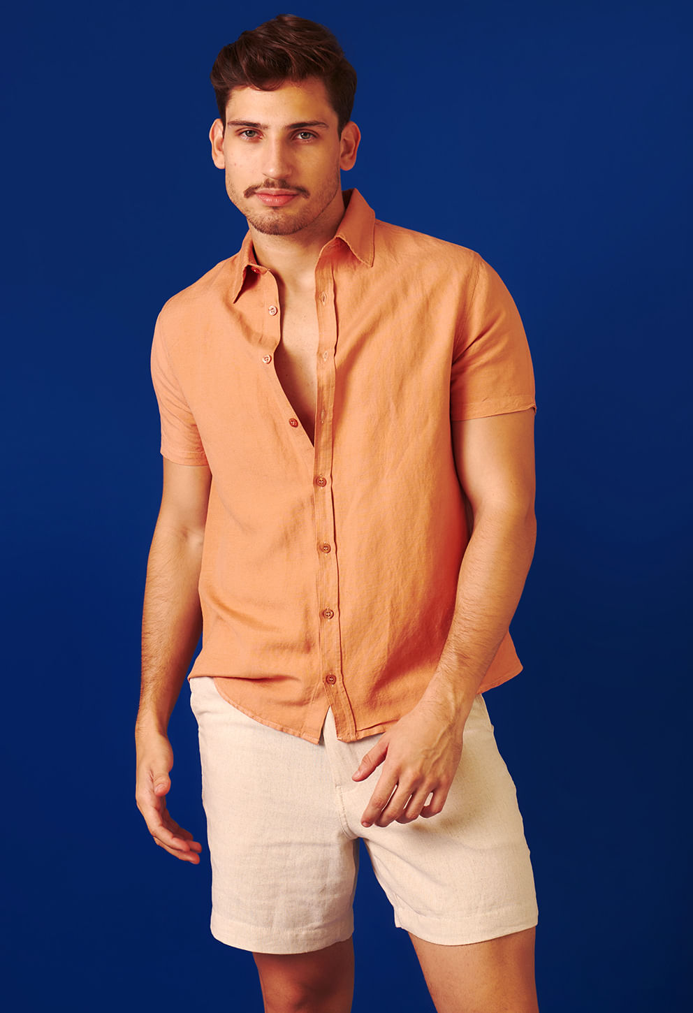 Modelo usando camisa coco queimado com caimento reto e textura de linho