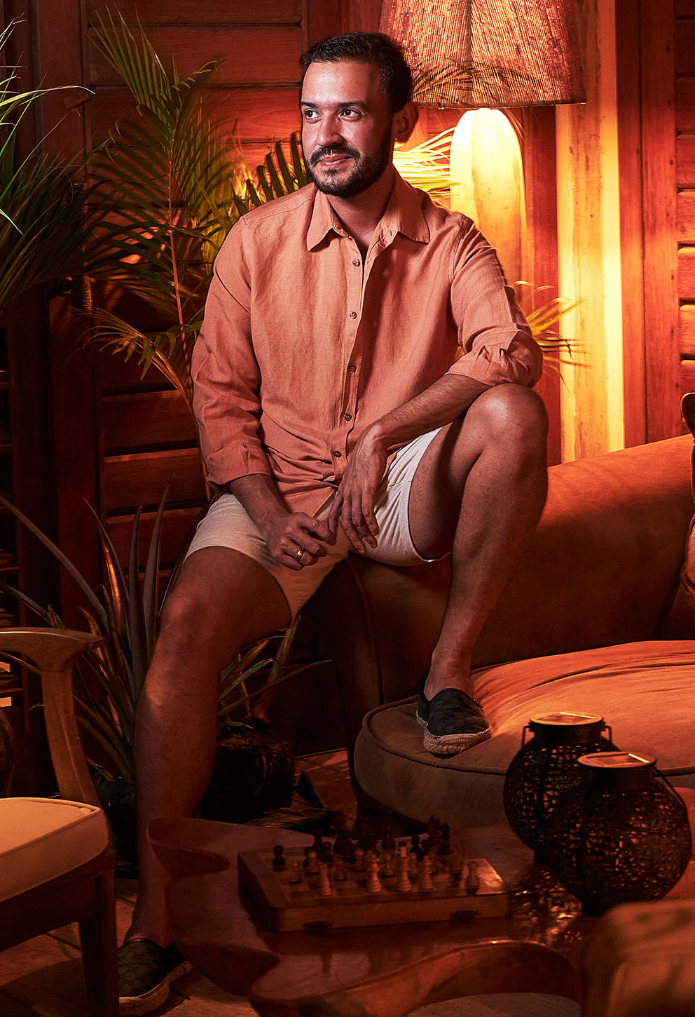Camisa Renato manga longa coco queimado vista frontal em ambiente interno aconchegante