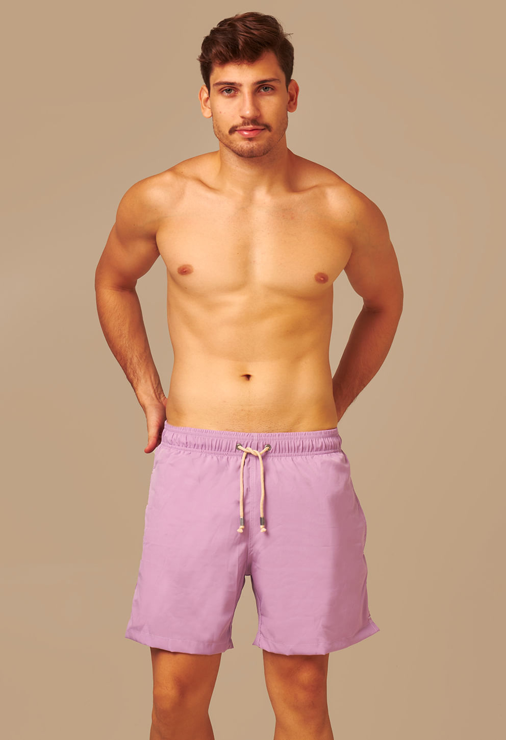 Modelo usando Bermuda Beach Elástico Lupine lilás claro, cós elástico e bolsos
