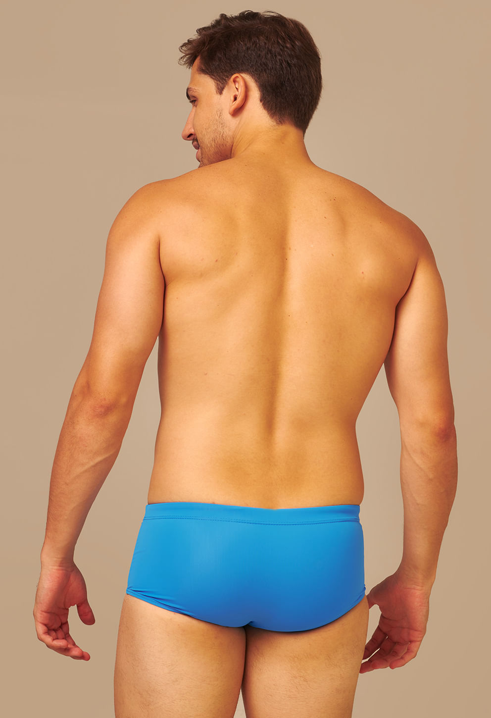 Traseira: homem de costas usando sunga short azul vibrante
