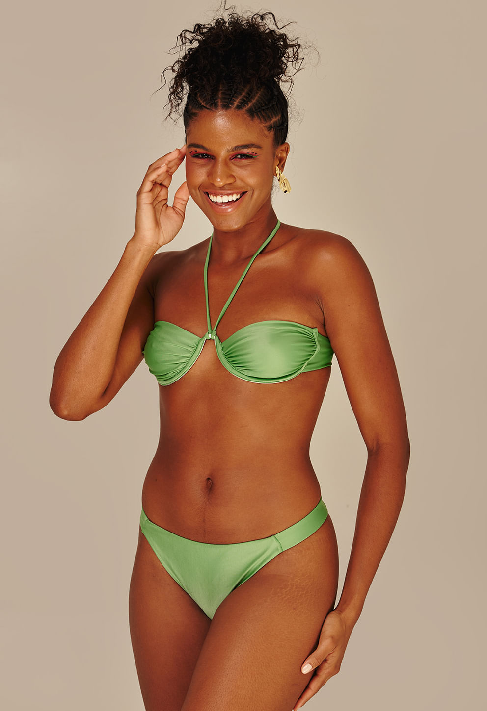Calcinha Cris Mojito verde claro vista frontal em modelo