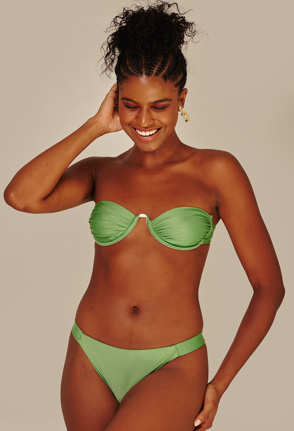 Calcinha Cris Mojito verde claro detalhe lateral dourado