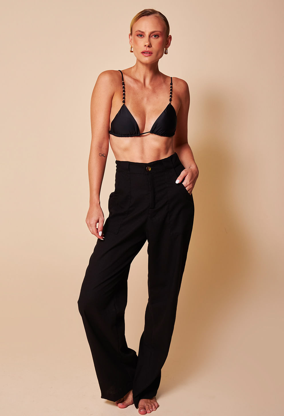 Calça Pantalona Ursula Preto vista frontal em modelo feminina