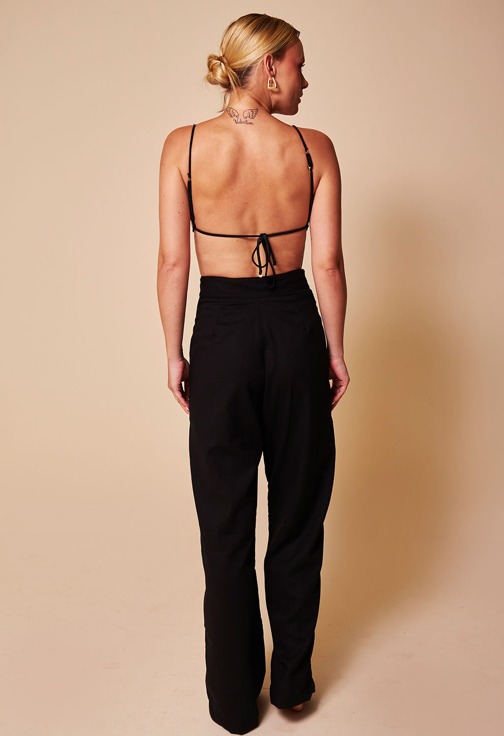 Calça Pantalona Ursula Preto vista traseira em modelo feminina