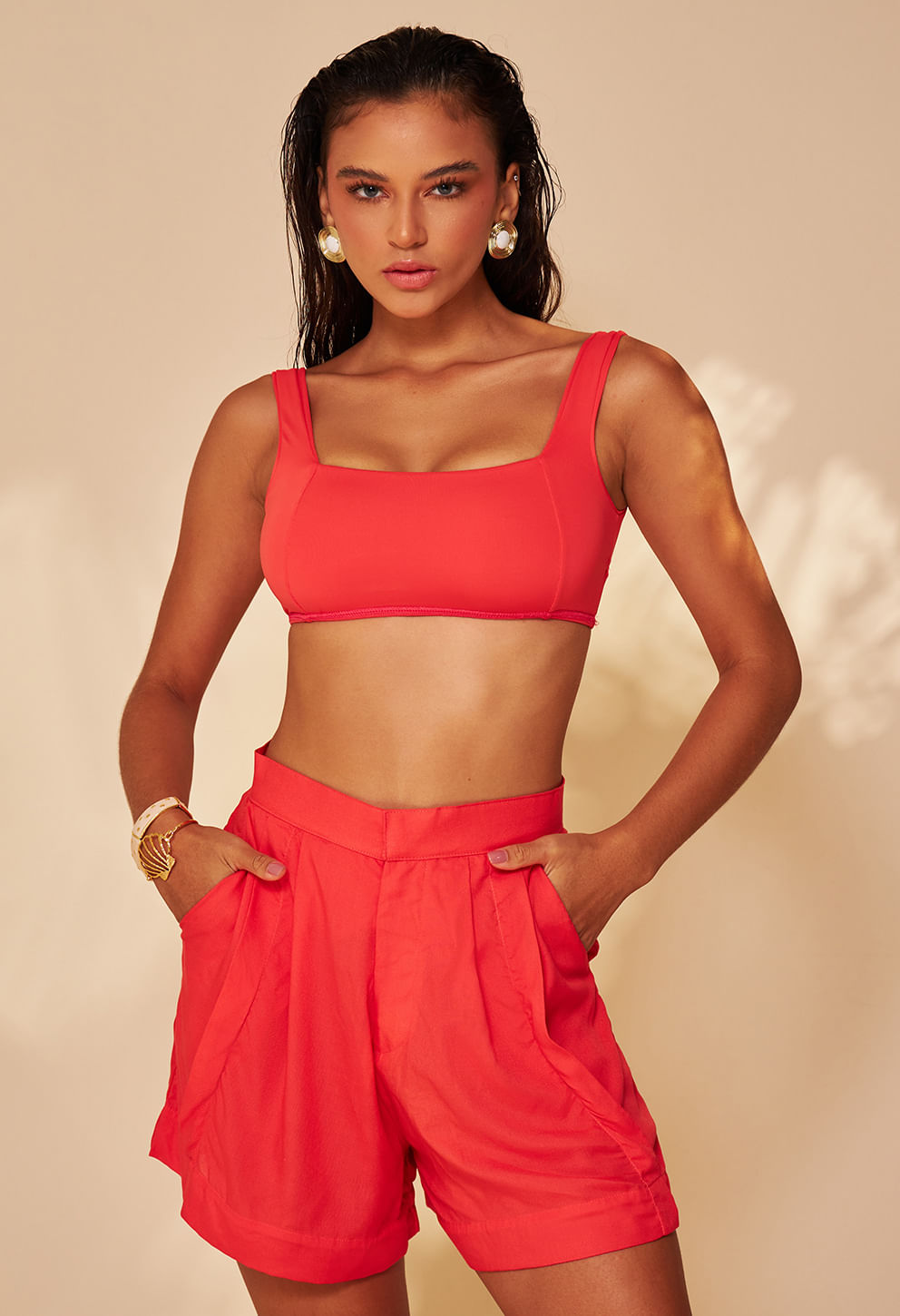 Mulher usando Short Mila Contemporânea vermelho vibrante, cintura alta com pregas e bolsos laterais
